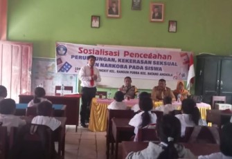 Kanit Reskrim Polsek Batang Angkola, Ipda Asjul Pane, memberi pesan ke siswa SD Negeri 100608 agar jangan lakukan perundungan terhadap sesama temannya, pada Senin (14/8/2023) pagi.