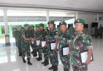 Dandim 1016/Palangka Raya Pimpin Upacara Pelepasan Purna Tugas Kasdim Beserta 7 Anggota