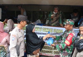 Babinsa Amuntai Selatan Dampingi Kegiatan Pasar Murah