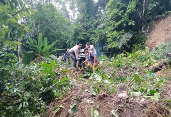 Personel Polsek Siipirok bantu warga yang terdampak longsor Jalan Simangambat