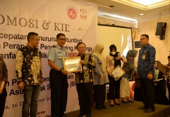 Danlanud Sultan Hasanuddin Terima Penghargaan Bapak Asuh Anak Stunting