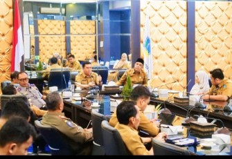 Sekda Kabupaten Bintan, Ronny Kartika saat memimpin Rapat Koordinasi antar OPD di Ruang Rapat 2 Kantor Bupati Bintan, Senin (17/7).