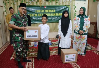  Korem 052/Wijayakrama yang kali ini di wakili oleh Ibu Ketua Persit KCK Koorcabrem 052 PD Jaya,Ny Henny Putranto Gatot bertempat di Yayasan Islam Al Aqsha Jl Sutra Ungu No 30-31 RT 12 RW 10 Kel. Kelapa Gading Timur Kec Klp Gading Jakarta Utara, Jumat (15/12/2023)