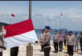 Polres Bintan saat Kibarkan Bendera Merah Putih di Pulau Terluar
