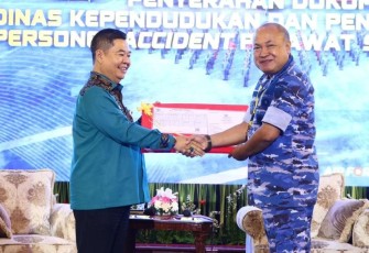 Dirjen Dukcapil Teguh Setyabudi menyerahkan dokumen kependudukan korban pesawat Super Tucano kepada Wakasau Marsekal Madya TNI Agustinus Gustaf Brugman. (Foto: Dukcapil/Satrio). 