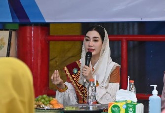 Novita Hardini, SE. ME., Bunda PAUD Trenggalek, saat memberikan pembekalan parenting kepada wali murid TK Pembina Kabupaten Trenggalek, Kamis (16/11/2023).