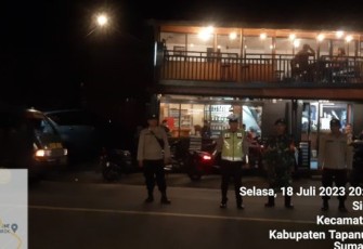 Dalam rangka memperingati Tahun Baru Islam 1 Muharram 1445 Hijriah, Kapolsek Sipirok AKP Ismaya, terjunkan sejumlah personel untuk mengadakan Patroli skala besar di sejumlah titik, Selasa (18/7/2023) malam