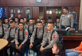 Kapolsek Medan Timur Kompol Rona Tambunan lepas siswa Latja SPN Polda Sumut, Senin (11/12/2023). Sebelum melepas, Kompol Rona Tambunan memberikan arahan pada siswa Latja SPN Polda Sumut