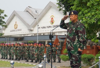 Wakil Komandan (Wadan) Komando Pembinaan Doktrin Pendidikan dan Latihan TNI Angkatan Laut (Kodiklatal), Laksda TNI Eko Wahjono mewakili Komandan Kodiklatal (Dankodiklatal) Letjen TNI Marinir Nur Alamsyah menjadi Inspektur Upacara (Irup) dalam Upacara Bendera 17 November 2023, bertempat di Lapangan Laut Maluku Kodiklatal, Bumimoro Surabaya.  Jumat (17/11/2023)
