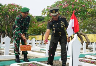 Korem 081/DSJ menggelar ziarah di Taman Makam Pahlawan (TMP) Madiun, Jl. Pahlawan No. 50 Kota Madiun, Kamis (23/11/2023)