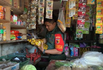 Babinsa Pantau Harga Kebutuhan Pokok