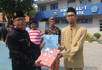 Guru dan Karyawan SMK KAL-1 Terima Award