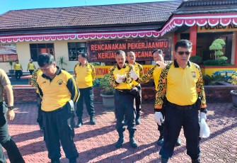Polres Rejang Lebong Bersikan Lingkungan Polres 