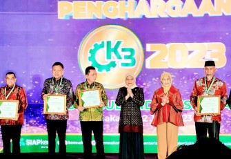 Gubernur Ansar saat Terima Penghargaan Pembina K3 Terbaik dari Menteri Ketenagakerjaan RI
