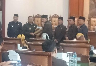 Bupati Tulungagung Drs. Maryoto Birowo, M.M., saat menyerahkan berita acara kepada Ketua DPRD Tulungagung Marsono, S.Sos., disaksikan Wakil Bupati H. Gatut Sunu Wibowo, S.E., M.E., dan Wakil Pimpinan