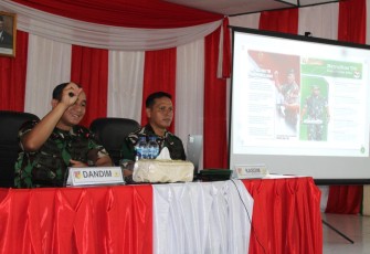 Dandim 1310/Bitung, Letkol Arm Yoki Efriandi Gumay, M.Han dan dampingi Kasdim Mayor Inf Novri Albert Pratasik,S.I.P saat memberikan sosialisasi netralitas Pada Pemilu 2024 kepada ibu-ibu Persit