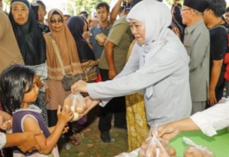  Gubernur Jawa Timur, Khofifah Indar Parawansa menyalurkan berbagai bantuan sosial (bansos) dan zakat produktif bagi masyarakat Sumenep, di Taman Merdeka Kalianget, Kab. Sumenep. Selasa, (26/12/2023)
