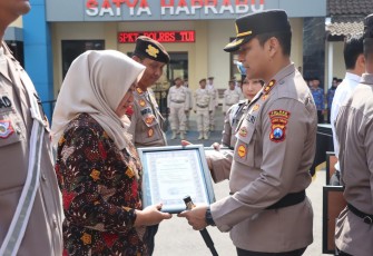 Kapolres Tulungagung AKBP Teuku Arsya Khadafi, SH, SIK, M,Si saat memberikan reward kepada salah satu personil