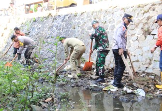 Kodim 0806/Trenggalek gelar karya bakti kegiatan luar biasa ini berlangsung di sekitar aliran sungai di Pasar Subuh, Desa Surodakan, Kecamatan Trenggalek, Kabupaten Trenggalek, Jumat (8/12/2023).