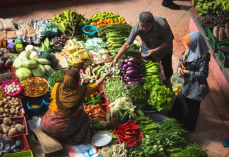 Transaksi tawar menawar di pasar tradisional (Foto: Unsplash)