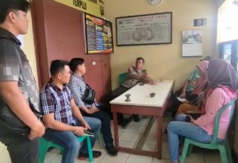 Nasabah Bank BRI Unit Tanjung Sakti Cabang Pagaralam, Kabupaten Lahat, Sumatera Selatan saat mengeluhkan uangnya raib di dalam tabungan. 