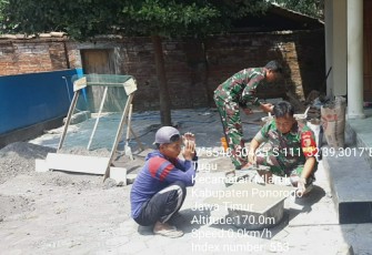 Anggota Kodim 0802/Ponorogo Bantu Warga Pasang Granit Lantai Masjid