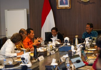 Gubernur Kepulauan Riau H. Ansar Ahmad didampingi oleh Wakil Menteri Agraria dan Tata Ruang/Badan Pertanahan Nasional (ATR/BPN) Raja Juli Antoni saat menemui Menteri Kelautan dan Perikanan RI Sakti Wahyu Trenggono, Selasa (28/2/2023) di Jakarta.