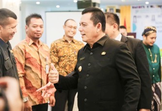 Gubernur H Ansar Ahmad  