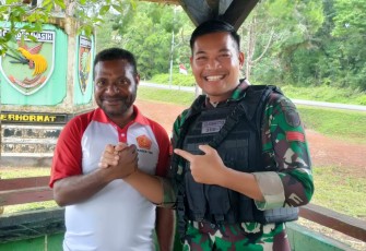 Satgas Pamtas Statis RI-PNG Yonif RK 111/KB saat Berikan Baju Kaos Mabes TNI dan Sarana Olah Raga Untuk Masyarakat Pedalaman Papua Selatan