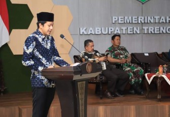 Wakil Bupati Trenggalek, Syah Muhamad Natanegara, saat mengukuhkan Pengurus Dewan Pendidikan Kabupaten Trenggalek, masa bakti Tahun 2020 - 2025, di Gedung Bawarasa, Kabupaten Trenggalek, Kamis (9/11/2023).
