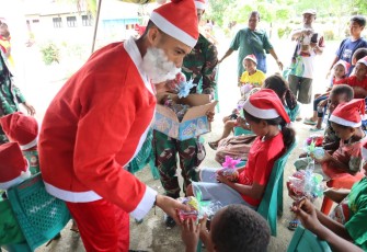 Satgas Yonif 122/TS Hadirkan Santa Claus Bagikan Bingkisan di Perbatasan RI-PNG