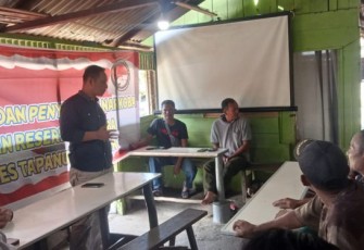 Kasat Resnarkoba Polres Tapanuli Selatan (Tapsel), AKP Salomo Sagala, SH, terjun langsung dari desa ke desa dan warung ke warung, dengan tujuan sosialisasikan bahaya narkotika kepada masyarakat, Senin (4/9/2023) pagi.