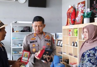 Kapolres, AKBP Imam Zamroni, SIK, MH,  Manager menyapa sejumlah pelaku UMKM yang menjajakan dagangan di sekitar Kantor PT PLN UP3 Padangsidimpuan. Kegiatan berakhir dengan sesi foto bersama.