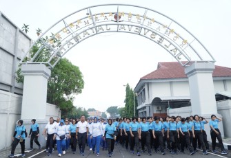 Komandan Kodiklatal (Dankodiklatal) Letjen TNI Marinir Nur Alamsyah didampingi Ketua Gabungan Jalasenastri Kodiklatal Ny. Ayu Nur Alamsyah, memimpin Olah Raga Bersama di Dermaga Madura Koarmada II, Ujung Surabaya, Jumat (29/12/2023)