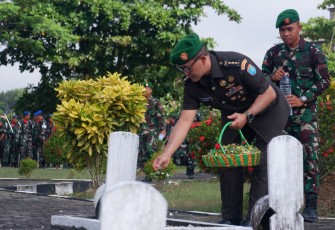 Korem 121/Abw menggelar ziarah di Taman Makam Pahlawan (TMP) Syuhada Pertiwi Sintang, Kalimantan Barat, Kamis (14/12/2023)