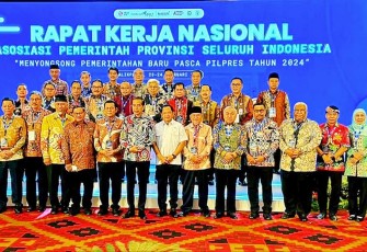 Gubernur Kepri H Ansar Ahmad (sebelah kanan Presiden Jokowi) saat Hadiri Rakernas APPSI 2023 di Balikpapan 