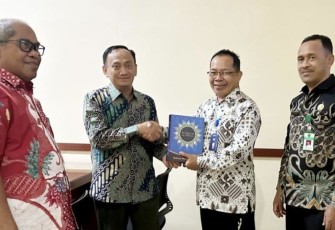 Kapus LKKMO Balitbang Diklat Kemenag M Isom serahkan Terjemah Al-Qur'an Bahasa Melayu Ambon ke Kanwil Maluku, Kamis (30/11)