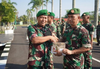 Menjelang hari Natal, Korem 071/Wijayakusuma serahkan bingkisan kepada prajurit dan PNS yang akan merayakan Natal. Penyerahan bingkisan natal itu, diserahkan langsung oleh Kasrem 071/Wijayakusuma Letkol Inf Catur Irawan, S.I.P., M.I.P., mewakili Danrem 071/Wijayakusuma Kolonel Czi Mohammad Andhy Kusuma, S.Sos., M.M., M.Han di Makorem 071/Wijayakusuma, Sokaraja, Banyumas. Sabtu (23/12/2023)