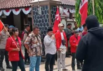 Wakil Ketua DPRD Kabupaten Trenggalek, Doding Rahmadi, saat menemui puluhan anggota GMNI Kabupaten Trenggalek, saat unras di depan Gedung DPRD Kabupaten Trenggalek