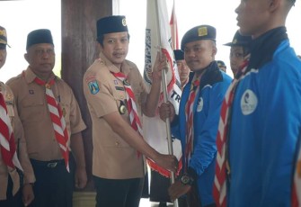 Wakil Bupati Trenggalek, Syah Muhamad Natanegara, saat saat melantik 98 Pramuka Penegak Garuda, di Saung Tani, Agropark Trenggalek, Selasa (14/11/2023)