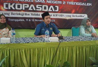 Wakil Bupati Trenggalek, Syah Muhamad Natanegara, saat memberikan pembekalan kepada KOPASDA, di SMAN 2 Trenggalek, Minggu (12/11/2023).