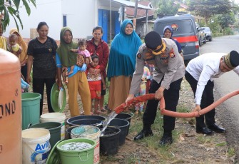  Bidhumas Polda Bengkulu Bantu Warga Terdampak Kemarau 