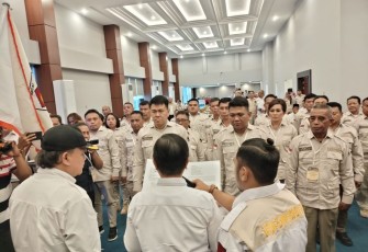Ketua DPD Partai Gerindra Sulut saat mengambil sumpah Jajaran pengurus DPC Partai Gerindra Kota Bitung