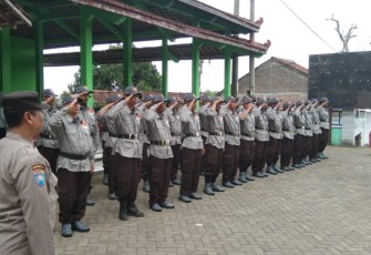 Babinsa saat Berikan Pelatihan PBB dan Materi Wawasan Kebangsaan Bagi Anggota Linmas