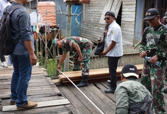 Kasdim saat Tinjau Lokasi Rencana Karya Bakti Pembuatan Jembatan Titian di Kelurahan Danau Tundai 