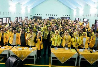 Bamsoet saat melakukan pengukuhan Saksi dan Kader Tempat Pemungutan Suara (TPS) Tim Bambang Soesatyo di Empat Kecamatan Kabupaten Purbalingga, Jawa Tengah, Jumat (8/12/23)