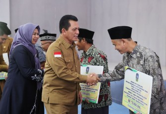 Total Bantuan Rp 10 Miliar Diserahkan Gubernur Ansar Untuk 185 Rumah Ibadah dan 617 Guru PA Kabupaten Bintan