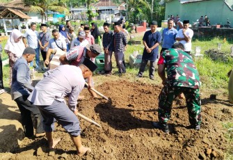 Dandim 0806/Trenggalek Berikan Penghormatan Terakhir untuk Ayah Kandung Koptu Fajar