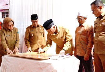 Gubernur Sumatra Barat, Mahyeldi Ansharullah meresmikan Gedung IGD Terpadu dan Digitalisasi Layanan RSUD Dr. Achmad Mochtar Bukittinggi.
