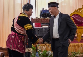 Gubernur Sumbar Mahyeldi, mengucapkan selamat kepada Kolonel Laut Ade Prasetia S. Kel M. Si (Han) M.Tr Hanla, sebagai Dt. Paduko Marajo Suku Salo.